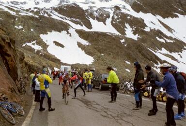 Jan van Velzen (chocolade Jaques ploeg) eenzaam op de 25e plaats in de wedstrijd