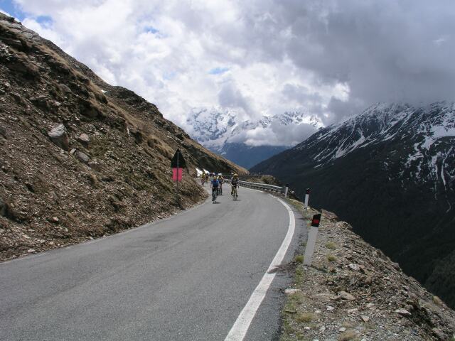 De klim van de gavia met daarnaast de steile afgrond